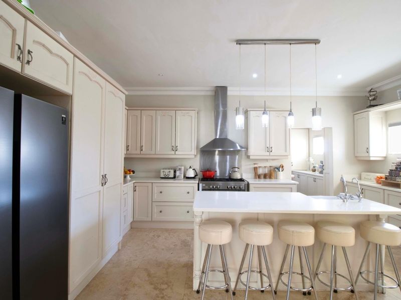 Where Ocean Views Meet Timeless Elegance - Photo 10