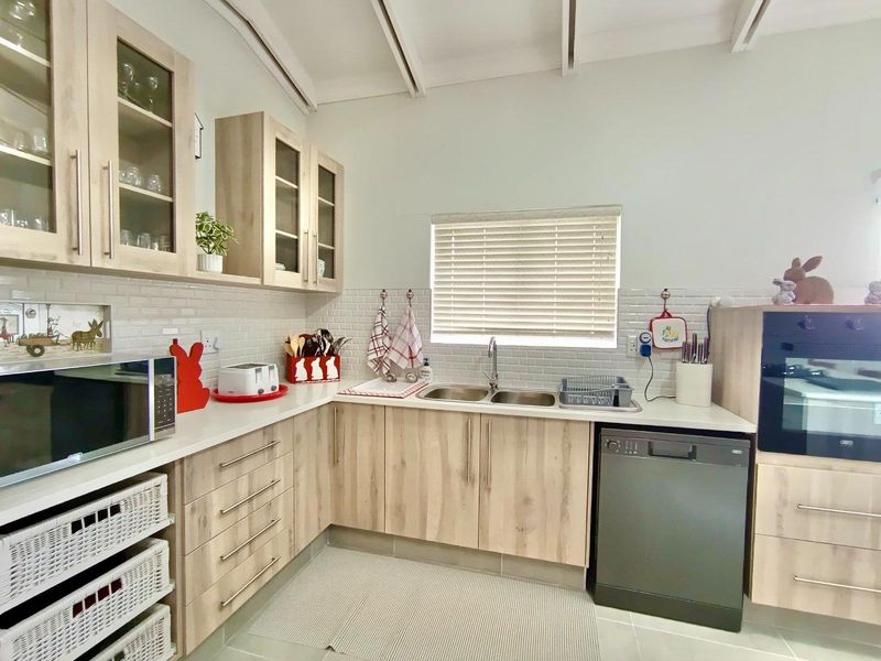 NEAT AND SPACIOUS FAMILY HOME - Photo 4