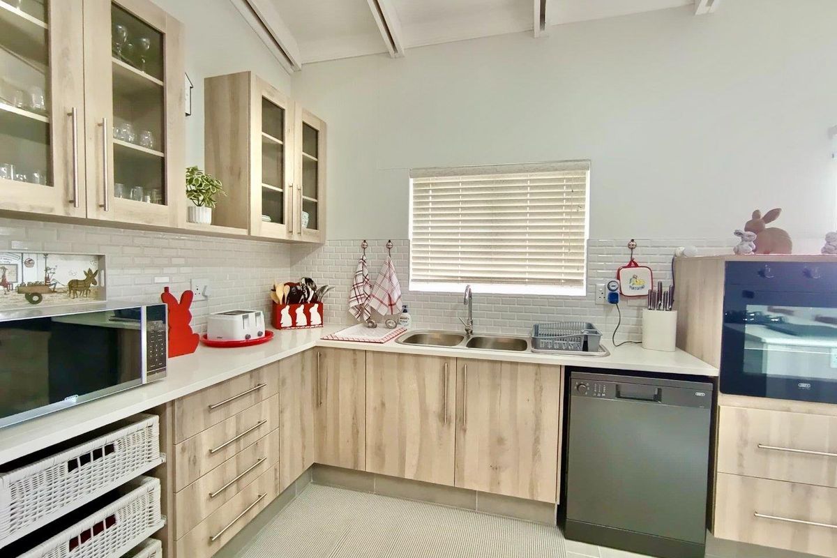 NEAT AND SPACIOUS FAMILY HOME - Photo 4