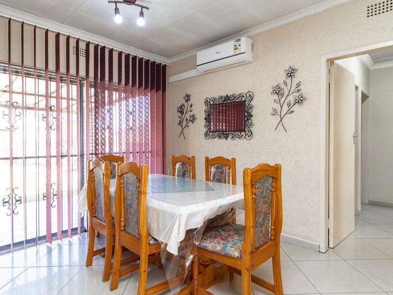 3 Bedroom Family home for sale in Mackenzie Park - Photo 7