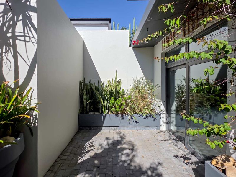 Pet friendly garden apartment in Green Point/Three Anchor Bay - Photo 7