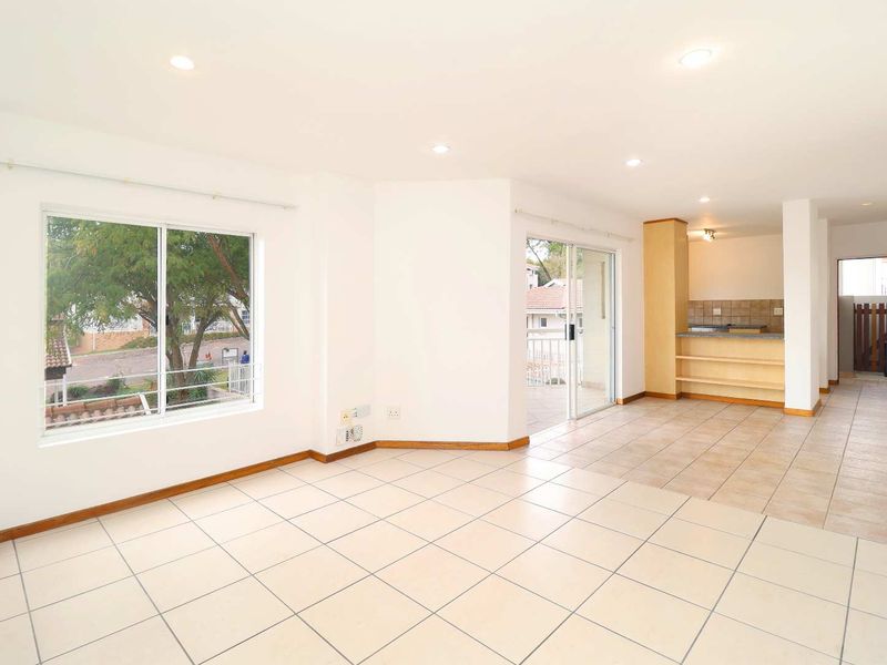 Light-Filled 2 Bed, 2 Bath Apartment Overlooking Pool & Tranquil Atmosphere - Photo 6