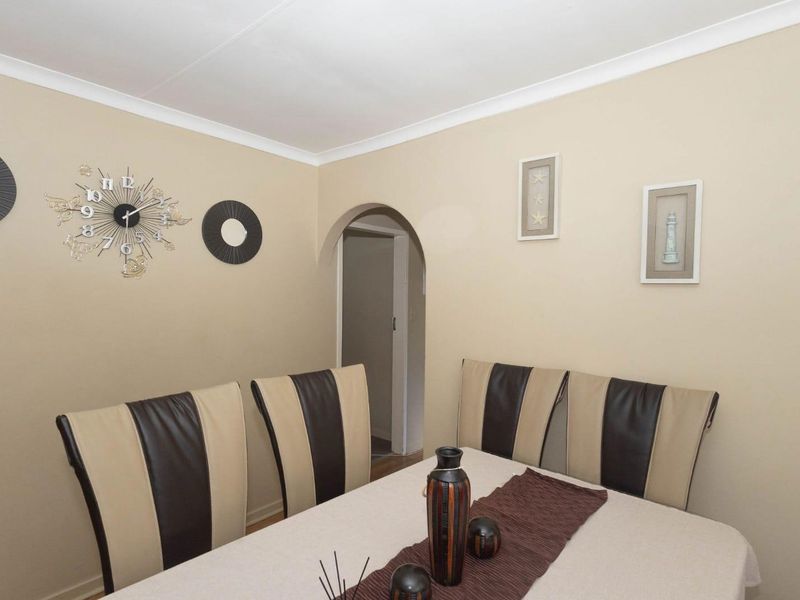 Spacious 3-Bedroom Home with Private Pool & Expansive Yard - Photo 10