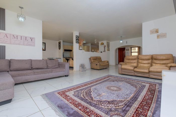 Property #2418321, Townhouse For Sale in Bramley Park