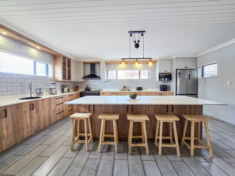 Spacious 6 bedroom family home with flatlet for sale in Stilbaai-Oos. - Photo 8