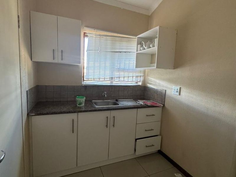 Office to let - Photo 2