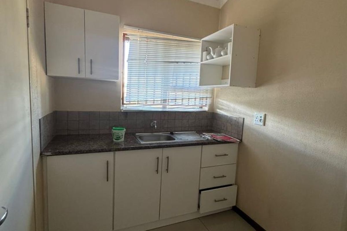 Office to let - Photo 2