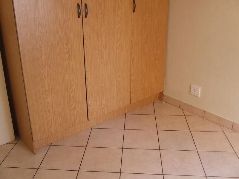 2 BEDROOM TOWNHOUSE TO RENT IN THERESAPARK - Photo 10