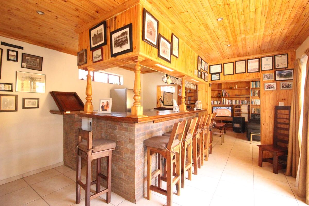 Welcome to this stunning and spacious double-story home, perfect for luxurious and comfortable living. - Photo 5