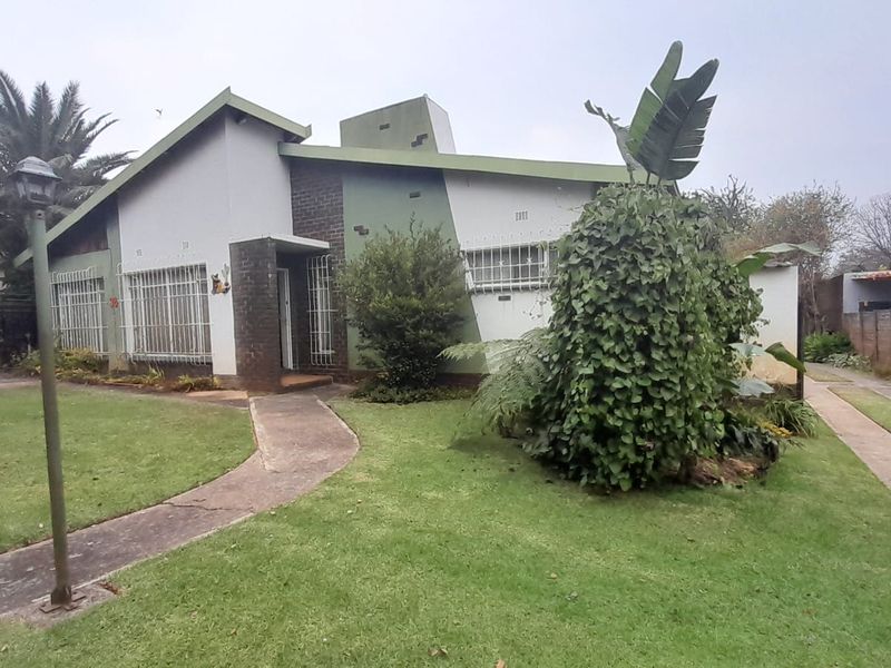 Spacious Family Home with investment potential - Photo 1