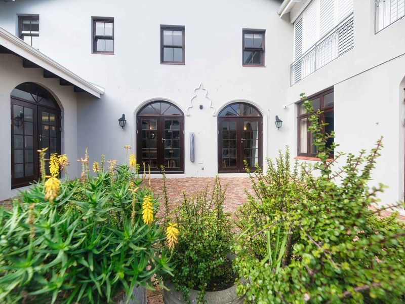 LARGE RESIDENTIAL HOME IN HERMANUS - Photo 4
