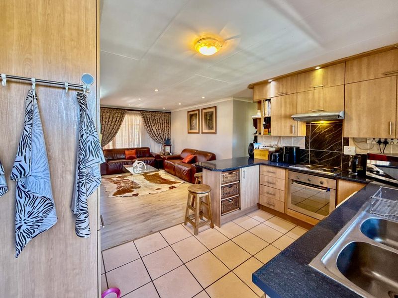 Spacious, Stylish & Secure | 3 Bed Apartment in Elarduspark - Photo 3