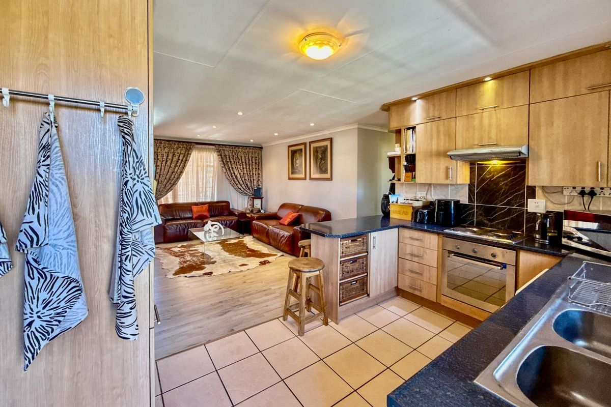 Spacious, Stylish & Secure | 3 Bed Apartment in Elarduspark - Photo 3