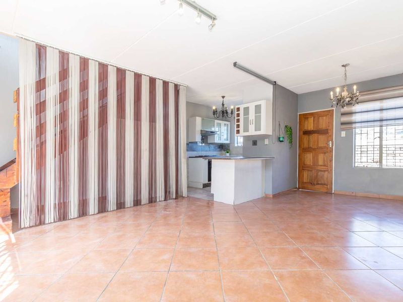 Secure, stylish Duplex Townhouse. - Photo 2