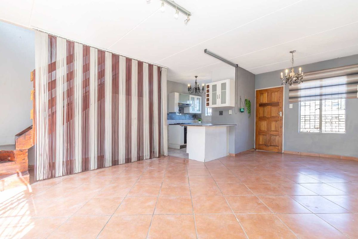 Secure, stylish Duplex Townhouse. - Photo 2