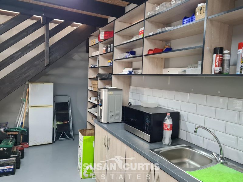 Well-Located Workshop - Photo 10