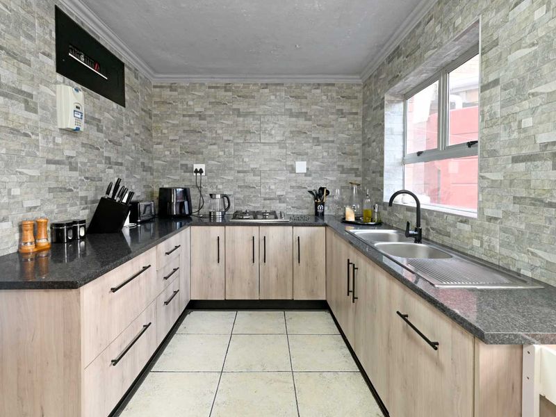Beautiful 3 Bedroom corner-plot townhouse in Westridge - Photo 4
