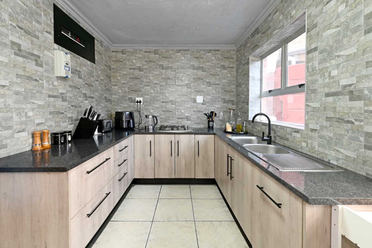Beautiful 3 Bedroom corner-plot townhouse in Westridge - Photo 4