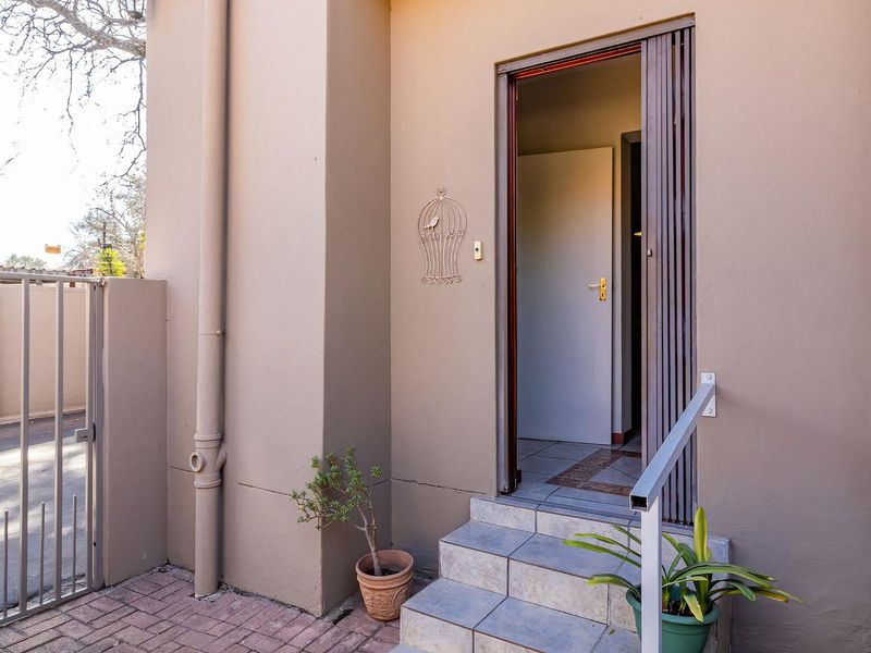 Newly Renovated 3 Bedroom Townhouse with Spacious Living Areas - Photo 3