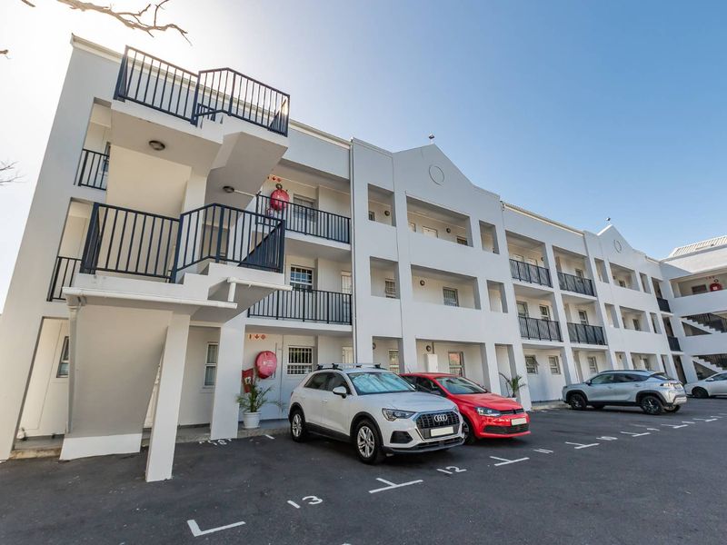 Ideal Lock-Up-and-Go Ground-Floor Apartment - Photo 2