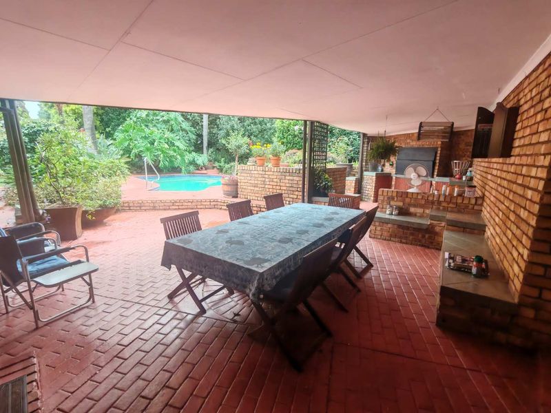 EXCLUSIVE MANDATE - LOVELY NEAT FAMILY HOME IN BOOMED OFF AREA - Photo 6