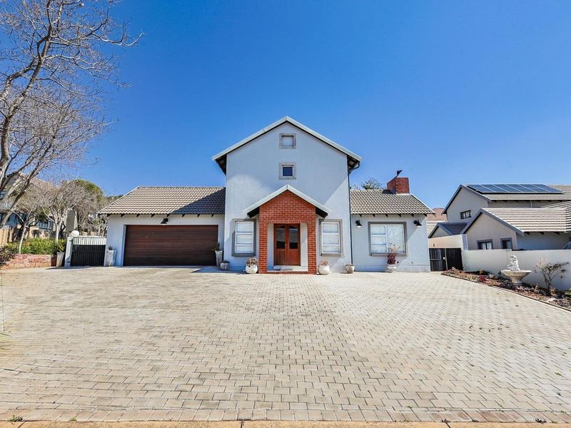 Stunning Family Oasis in Country View Estate – Your Dream Home Awaits! - Photo 2