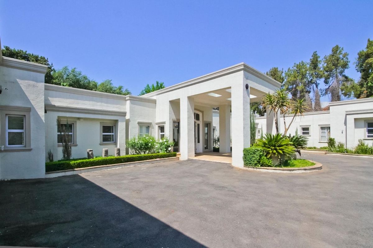 Elegance and sophistication abound in this grand Bryanston home. - Photo 2