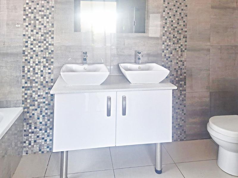 WELL PLANNED MODERN HOME. - Photo 6