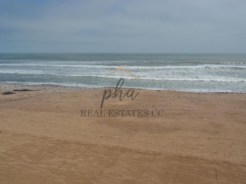 For Sale: Luxurious Beachfront Home with four bedrooms in Swakopmund - Photo 4