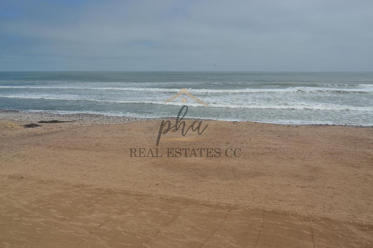 For Sale: Luxurious Beachfront Home with four bedrooms in Swakopmund - Photo 4
