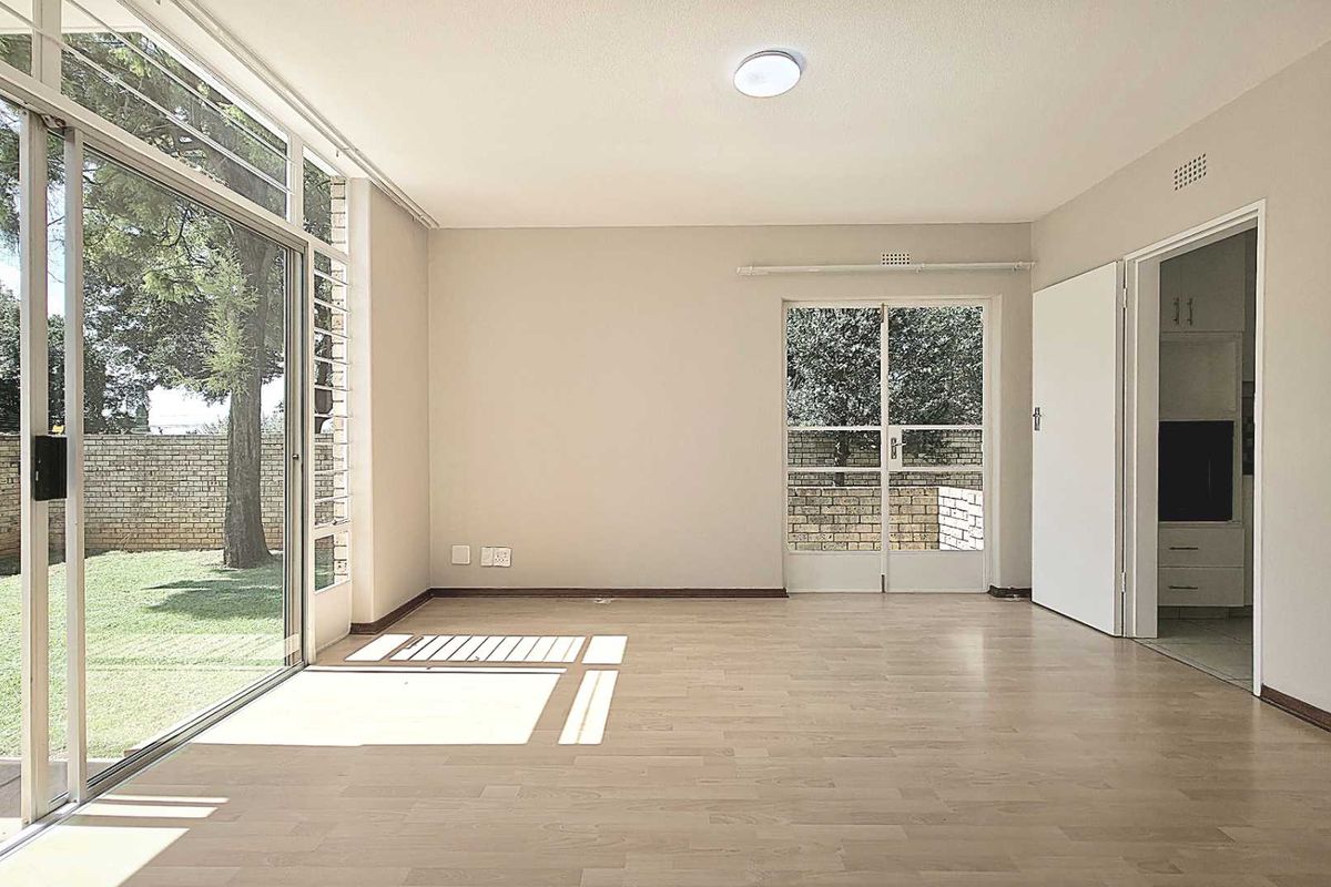 Large Duplex Sandton 4 Bedroom Townhouse with Large Wrap-Around Garden - Photo 5