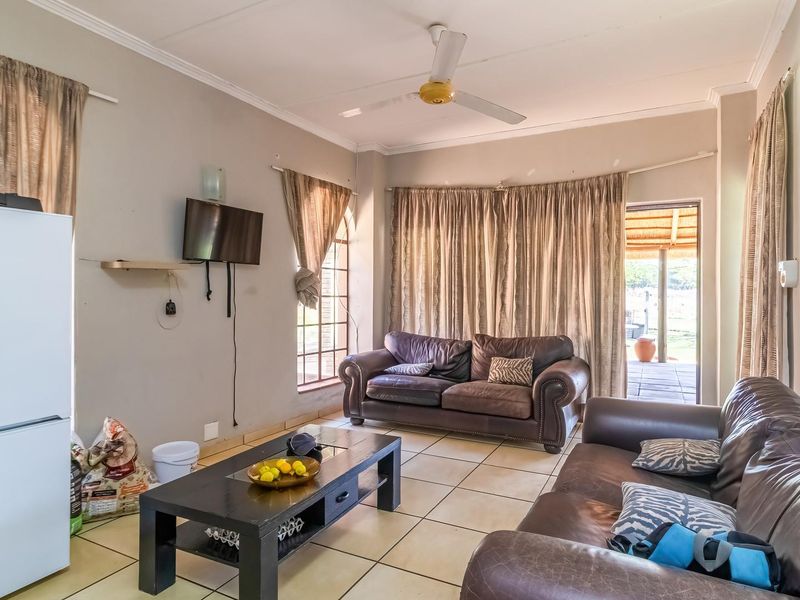 Self-Catering Lodge & Wedding Venue for Sale in Hekpoort - Photo 10