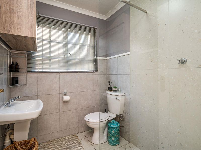 CHARMING TOWNHOUSE WITH BEAUTIFUL MODERN KITCHEN IN SOUGHT-AFTER THE LINKS, GILLITTS! JUST OFF THE M13! - Photo 10