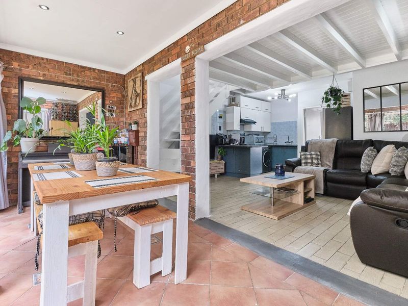 Charming Double-Story Face Brick Townhouse - Photo 4