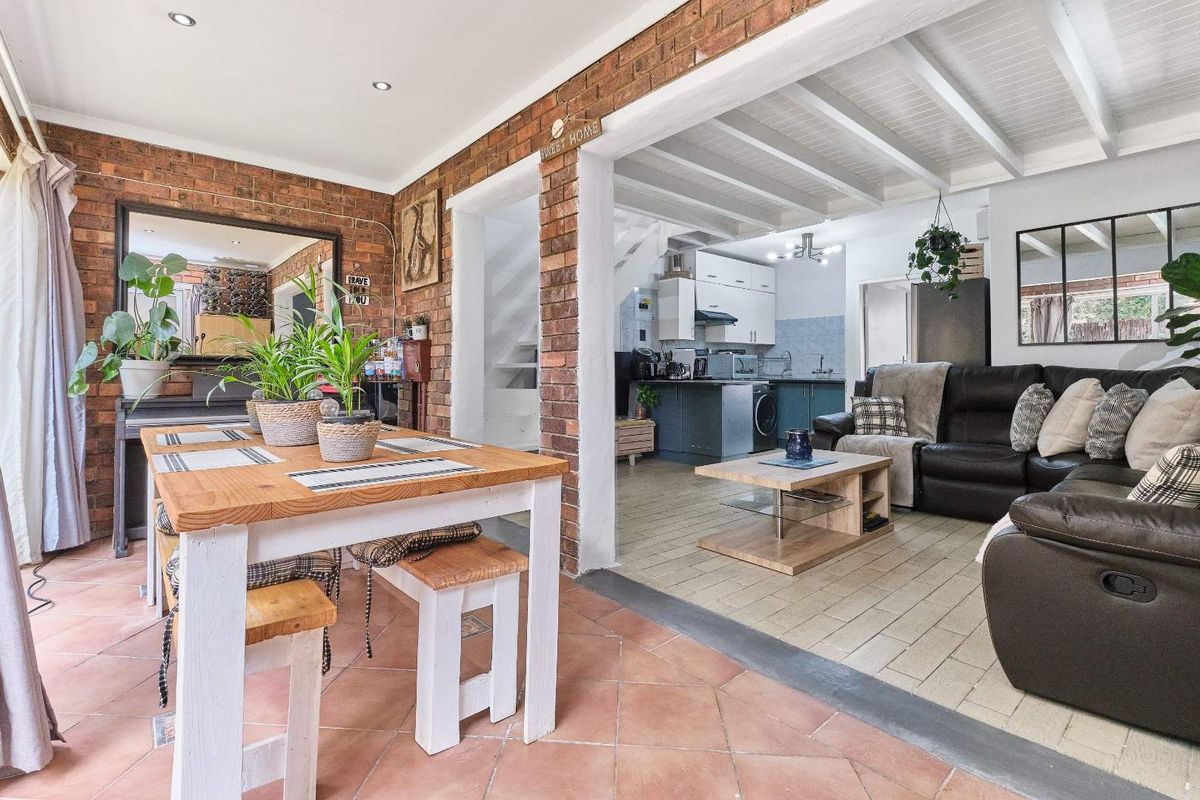 Charming Double-Story Face Brick Townhouse - Photo 4