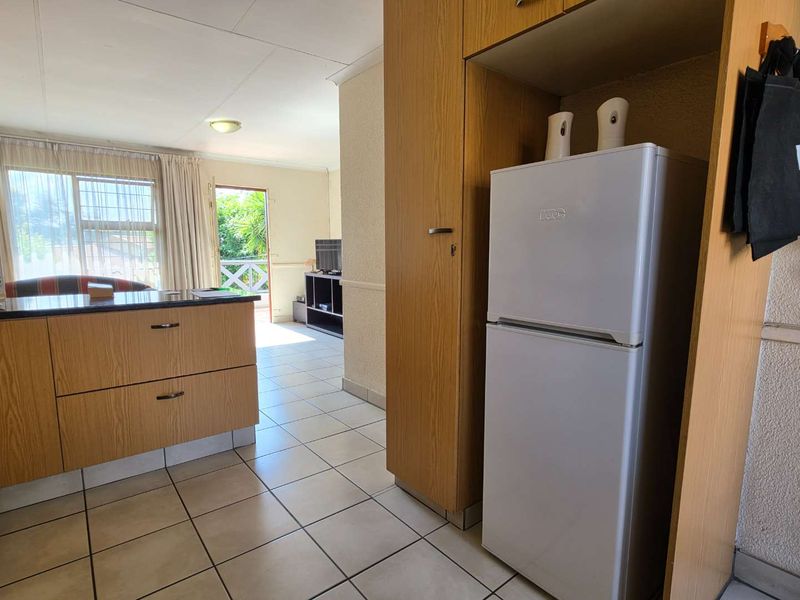 2 Bedroom Apartment / Flat for Sale in Verwoerdpark - Photo 4