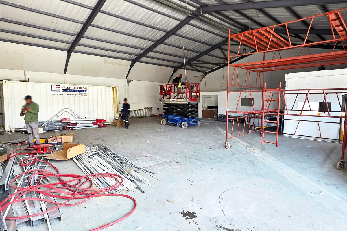 Light Industrial Warehouse in Newly Refurbished Complex - Photo 2