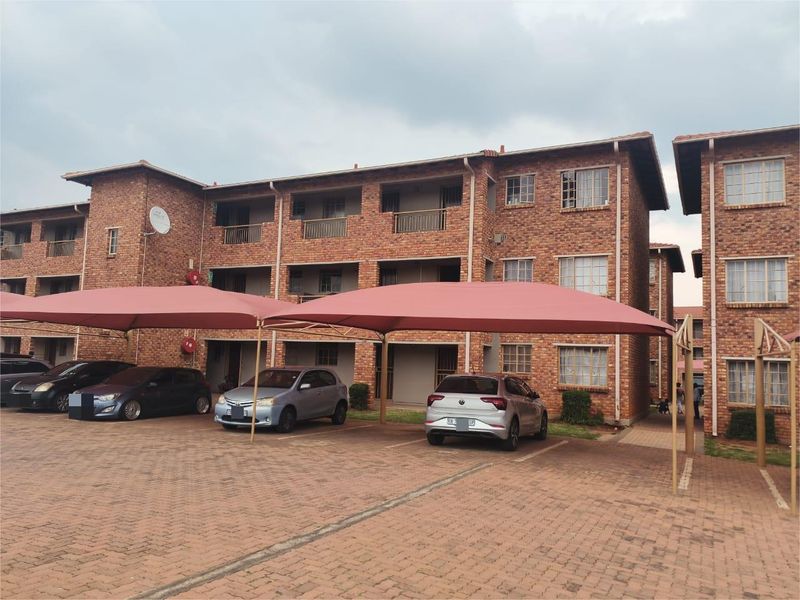 2 bed 2nd floor unit in 24h security complex - very looked after complex - Photo 9