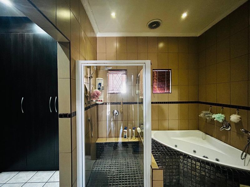 6 Bedroom Gem - Photo 10