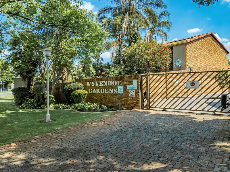 Spacious Townhouse with a Private Garden and Pool Access! - Photo 2
