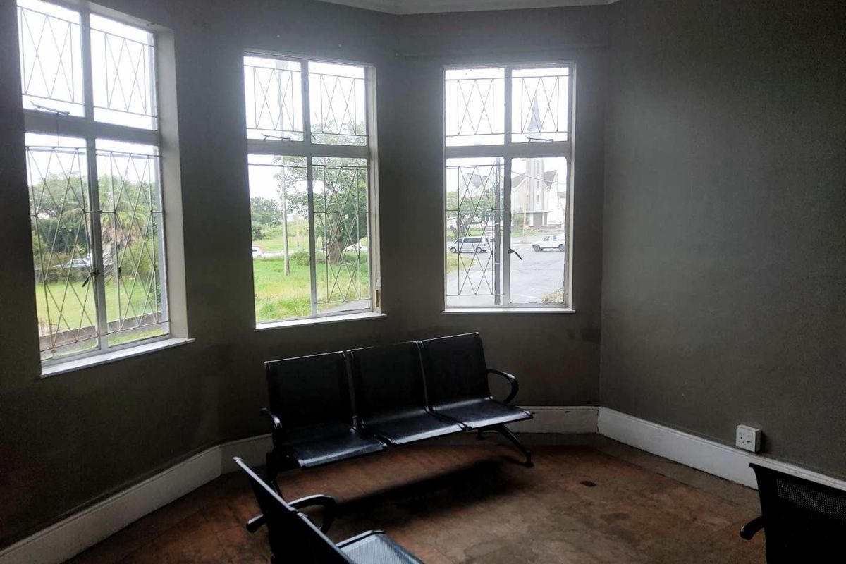 Stunning Investment Opportunity: Spacious Block of Flats in Prime Location - Photo 4