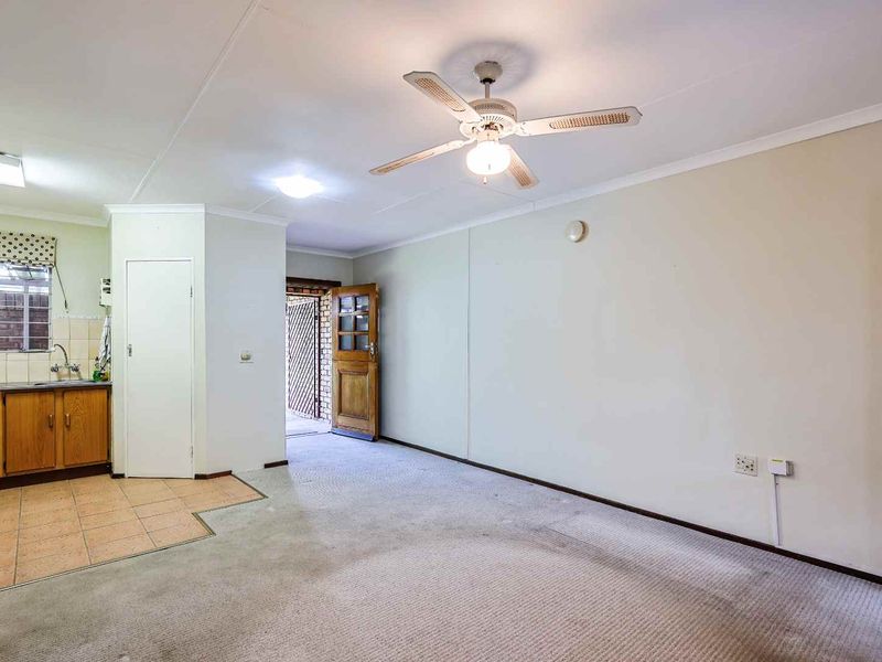 RETIRE IN COMFORT, SECURITY & PEACE OF MIND - CHARMING 1-BEDROOM HOME IN LYNNWOOD RETIREMENT VILLAGE - Photo 10