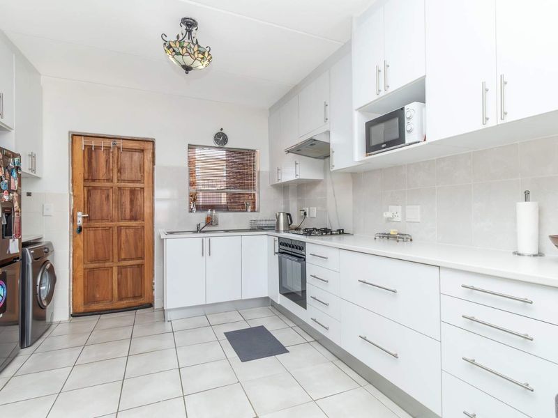 Honeypark Haven: Modern, Stylish, Perfect Home for Families & Pets! - Photo 2