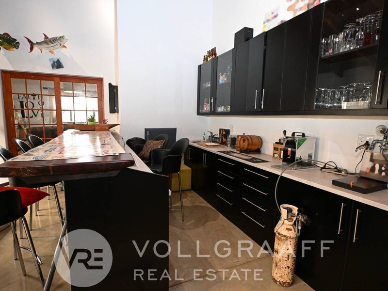 Exquisite 3 bedroom home - Photo 8