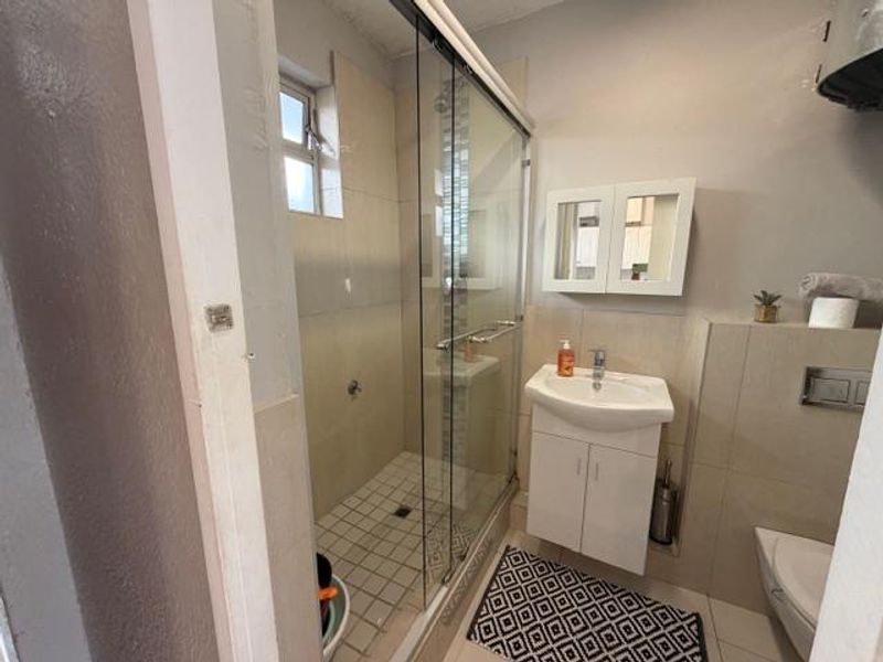 Spacious furnished STUDIO apartment with large shower, street parking - Photo 7