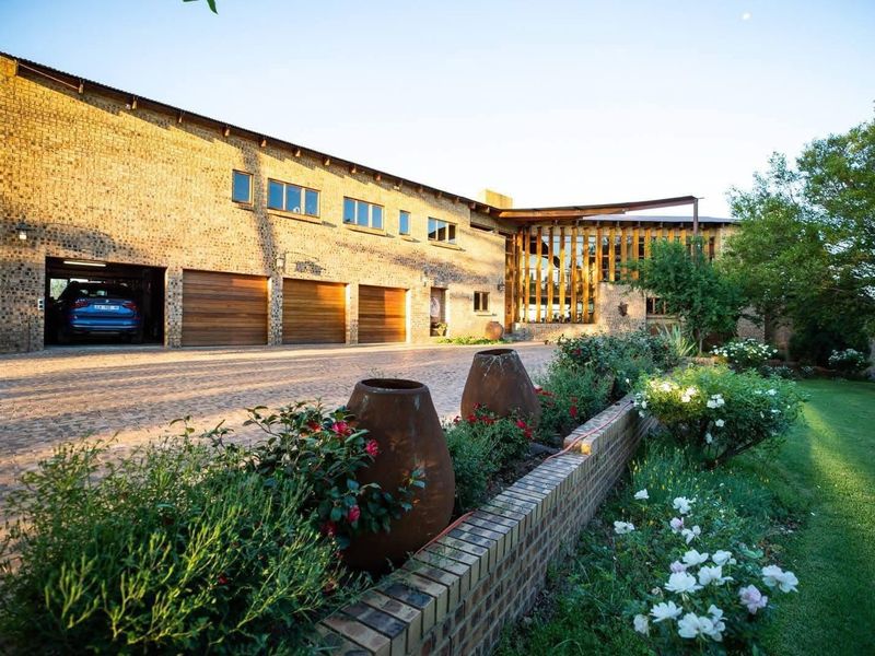 Exclusive Estate Living | Space, Privacy & Views - Photo 9