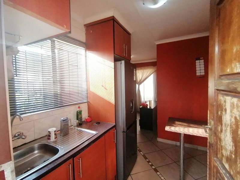 Charming 3-Bedroom Home in a Wonderful Neighborhood - Photo 7