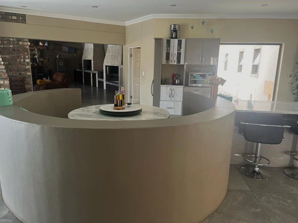 Open plan kitchen with dining nook
