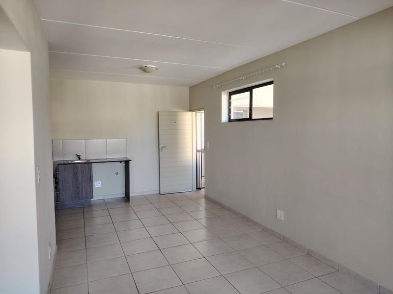 Town house in secure complex - Photo 3