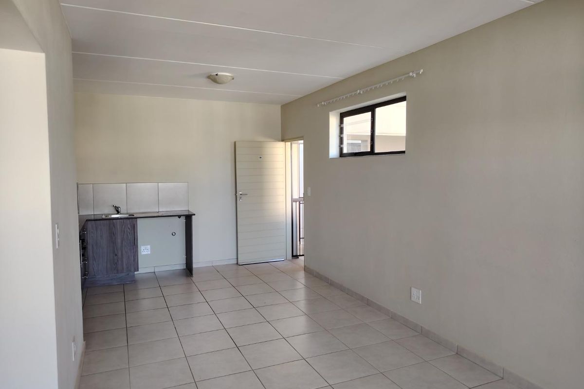 Town house in secure complex - Photo 3